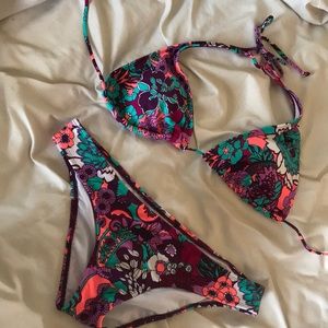 Two piece Roxy swim suit🌺
